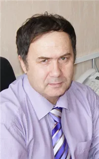 Ринат Хасанович - репетитор по экономике