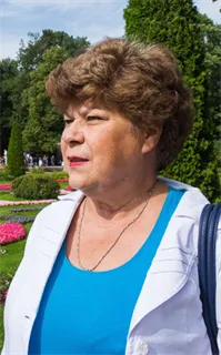 Елена Борисовна - репетитор по обществознанию и экономике