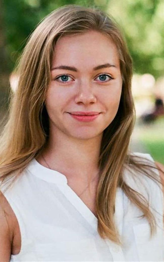 Анастасия Максимовна - репетитор по биологии