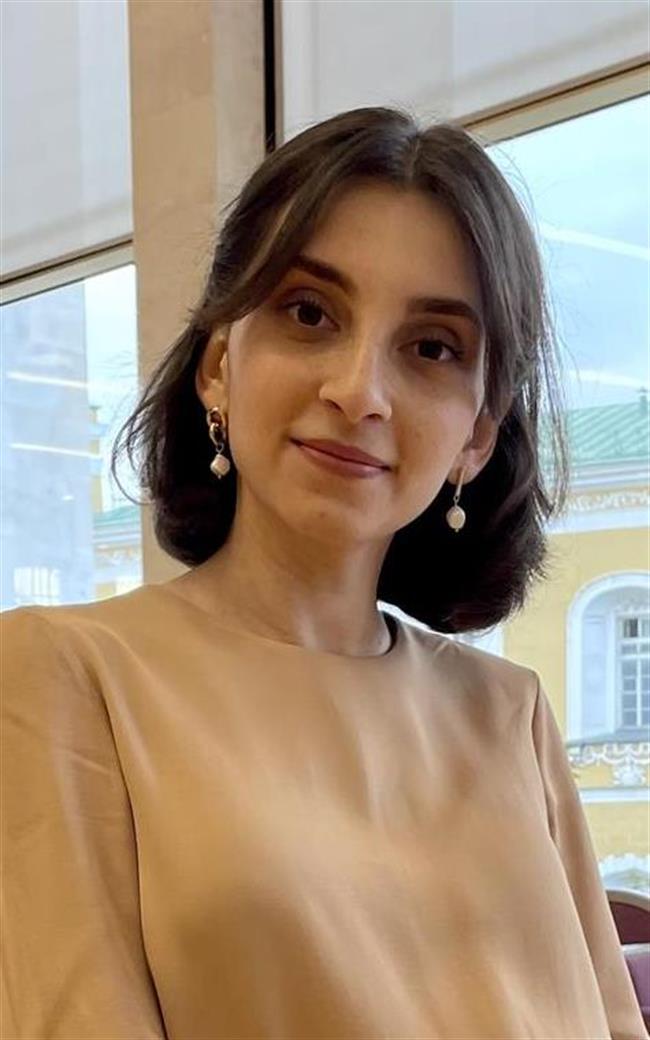 Мария Игоревна - репетитор по русскому языку и обществознанию