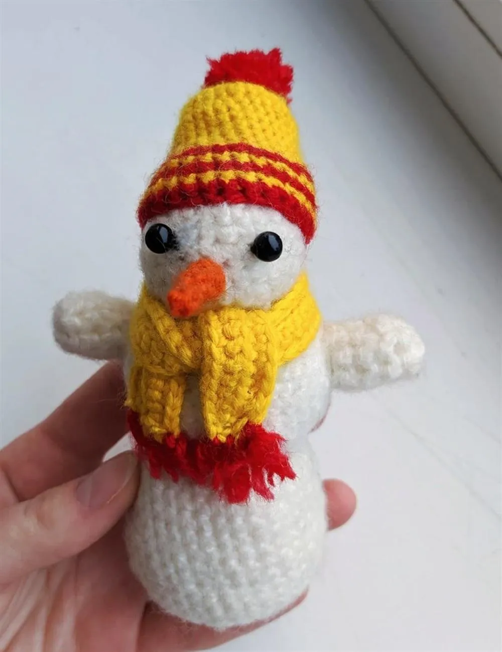 Снеговик из акриловой пряжи крючком