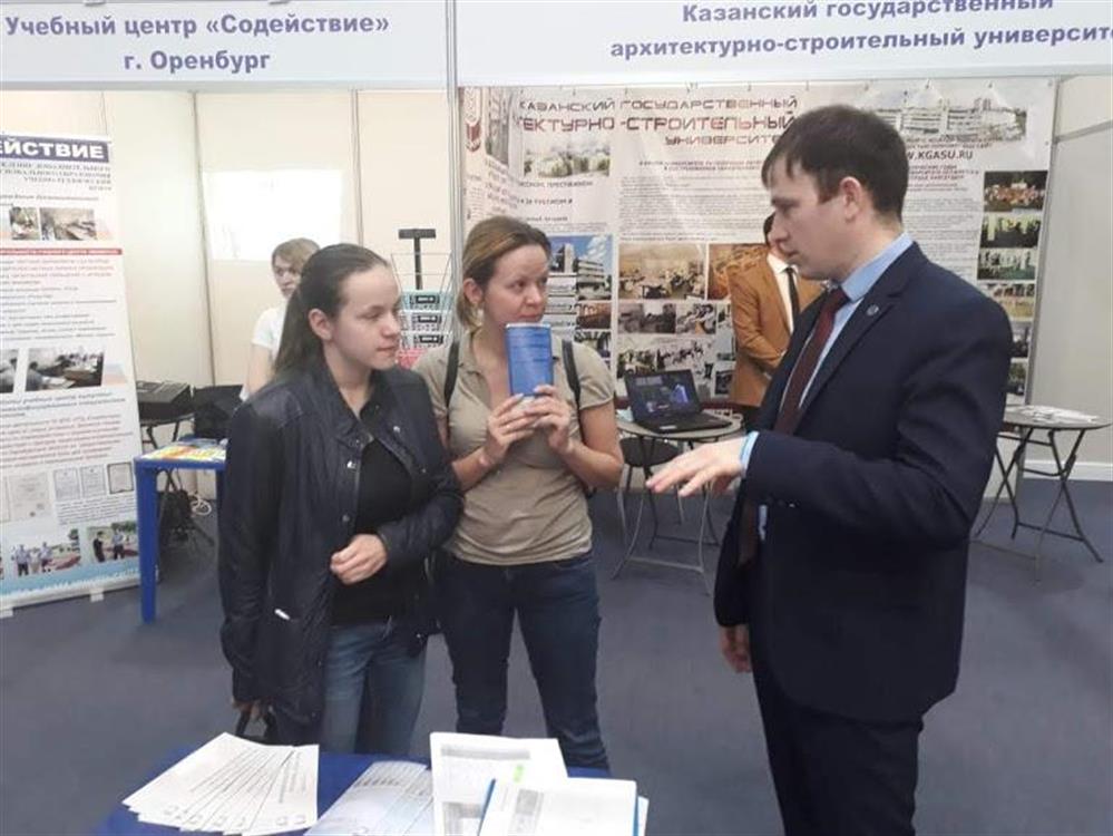 На выставке "Образование и карьера"