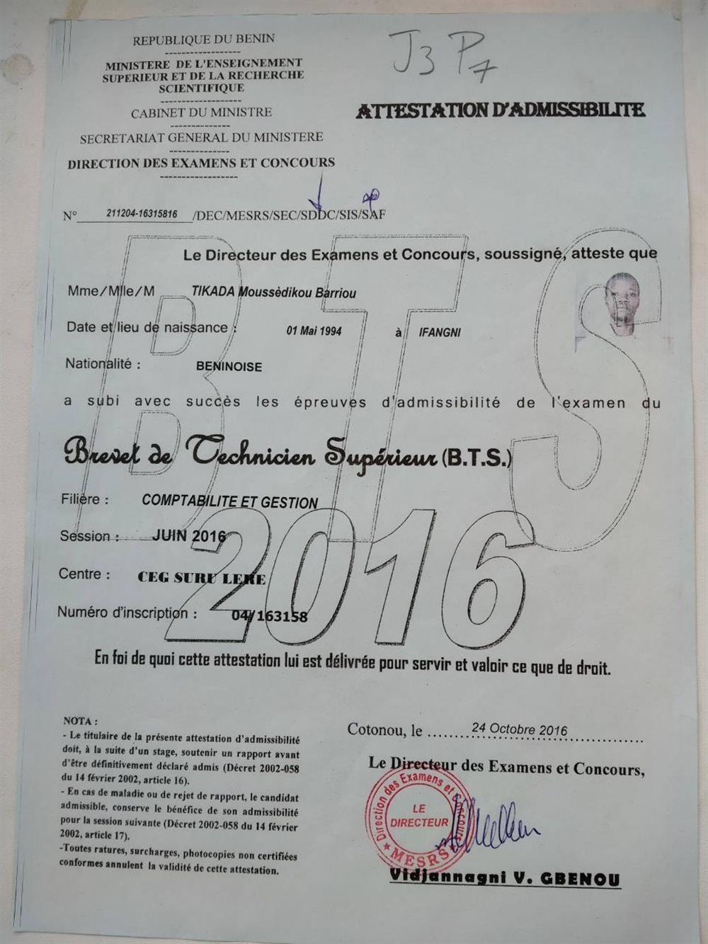 Высшее образование по бухгалтерии получено у себя на родине