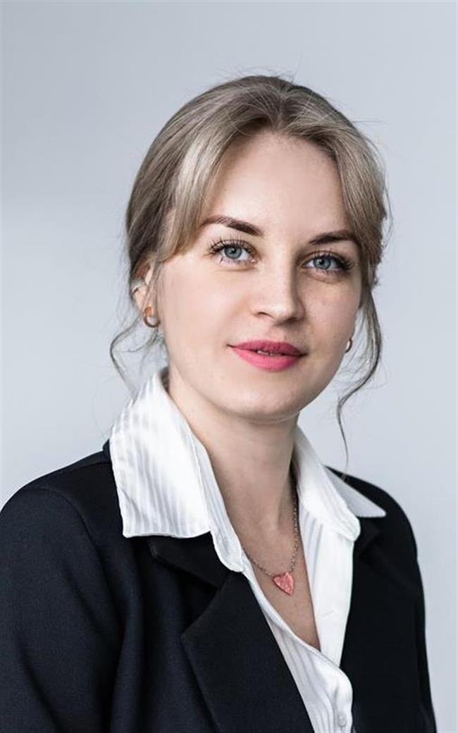 Юлия Олеговна - репетитор по географии