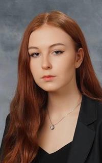 Дина Данияровна - репетитор по русскому языку и информатике