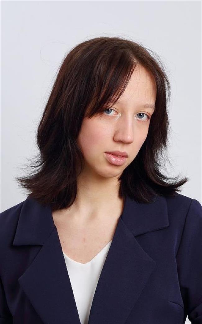 Анастасия Владимировна - репетитор по химии, предметам начальной школы, физике и математике