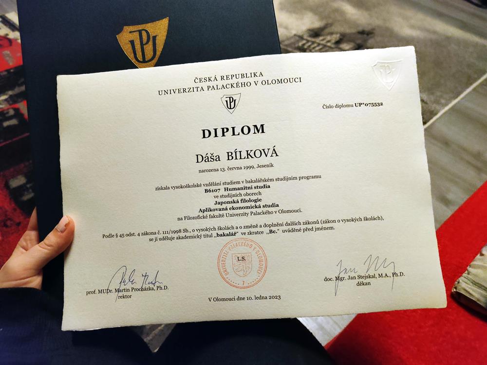 Диплом - бакалавриат по японской филологии и общим экономическим наукам