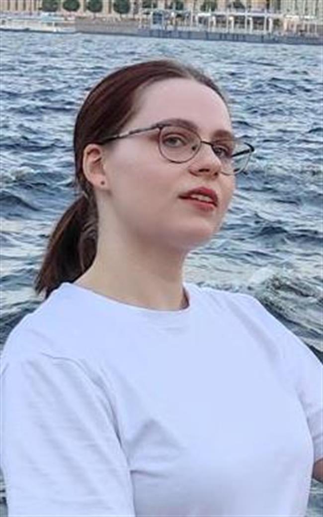 Марина Олеговна - репетитор по химии и математике