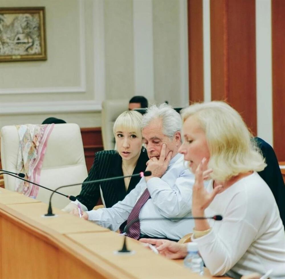 Пример работы в качестве переводчика на Евразийско-Азиатском юридическом конгрессе в Доме правительства в г. Екатеринбург на секции трудового права и права соц. обеспечения)