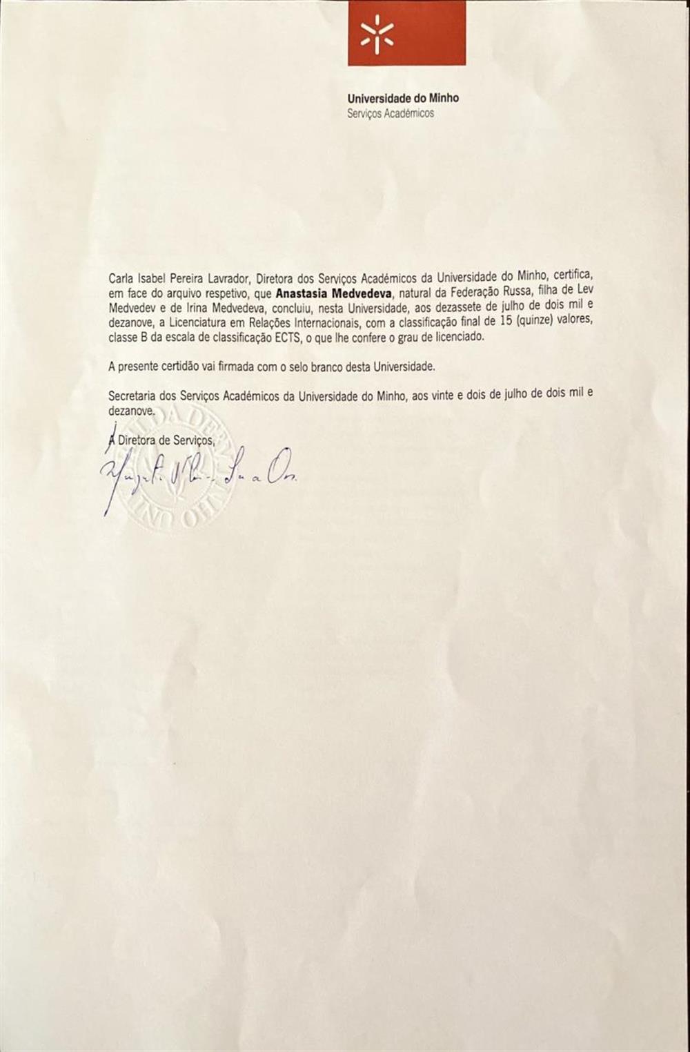 Диплом об окончании португальского университета а области международных отношений 