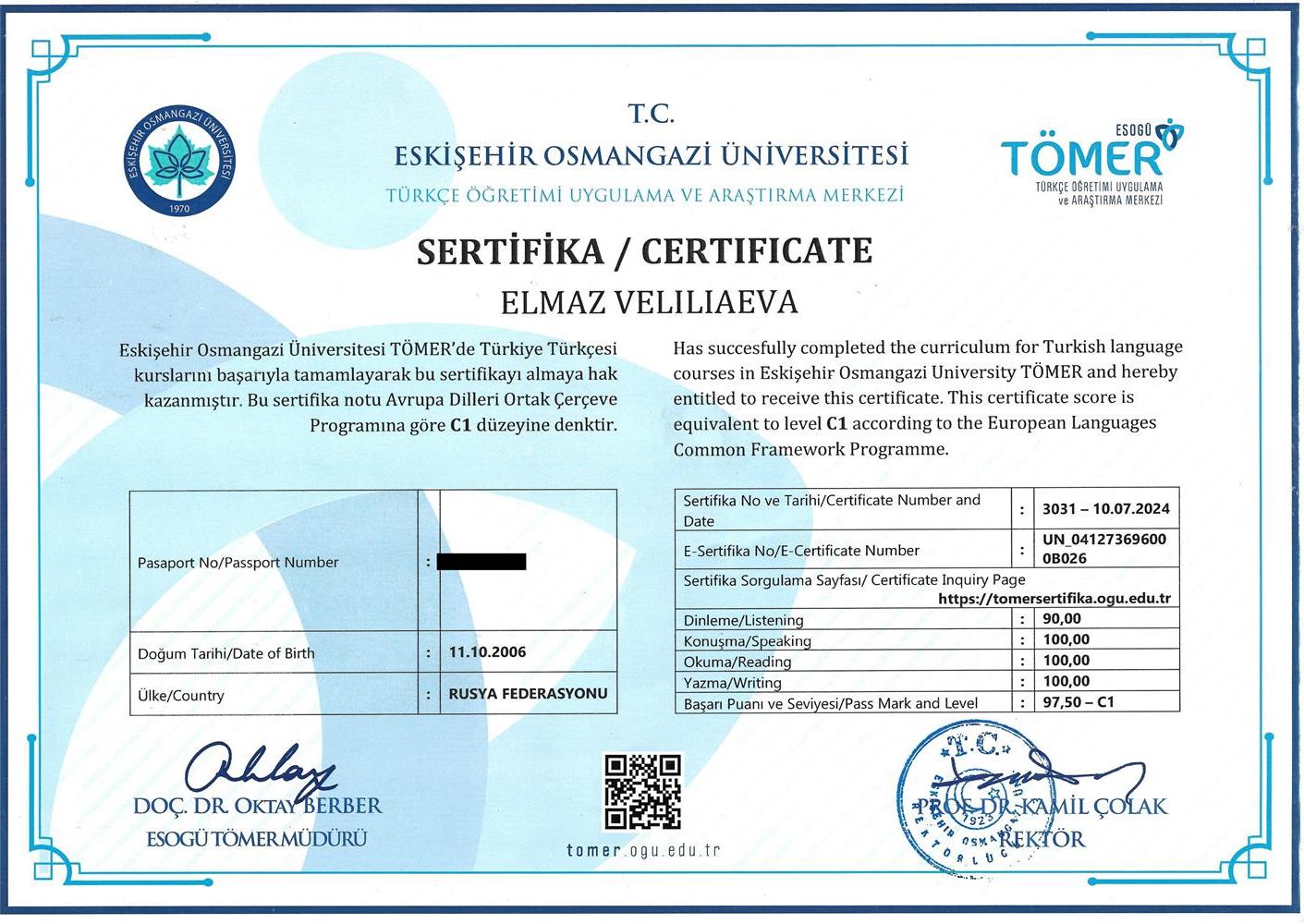 Сертификат подтверждает знание турецкого языка на уровне C1 в соответствии с общеевропейской шкалой языковой компетенции (CEFR). Документ выдан при университете в Турции по итогам годового курса обучения, в рамках которого проводились интенсивные занятия по аудированию, чтению, письму, грамматике и устной речи. Обучение проходило под руководством квалифицированных преподавателей — носителей языка, работающих в университете. Сертификат удостоверяет, что владелец способен свободно и эффективно использовать турецкий язык в академической, профессиональной и социальной сферах.