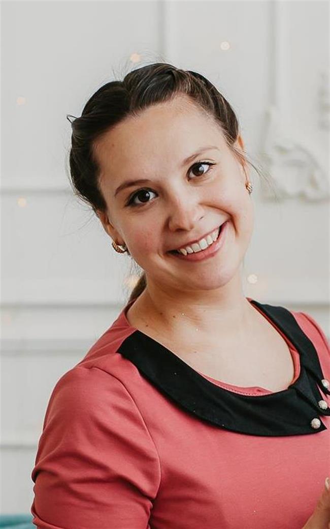 Юлия Олеговна - репетитор по химии и биологии